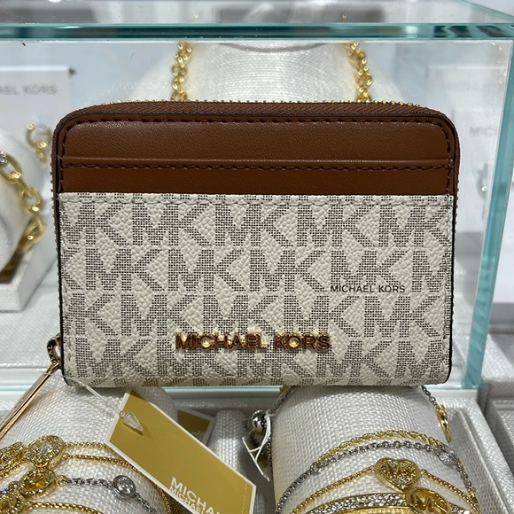 Michael Kors Women Md Logo Zip Around Card Case Coin Pouch Wallet Vanilla
NWT - Picture 1 of 16